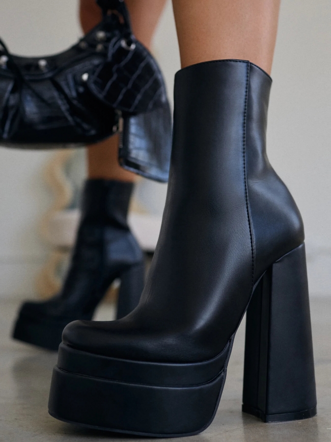 LEVEL BLACK BOOTIES